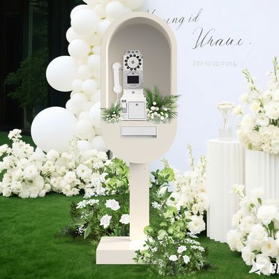 Telefono blanco con audiobook para invitados